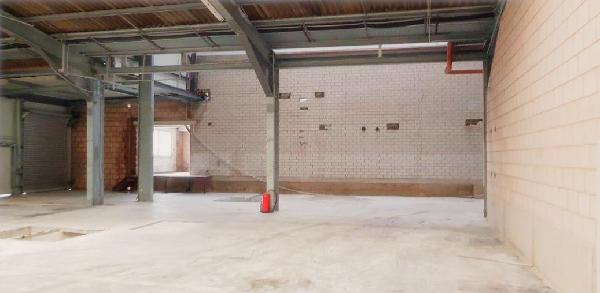 K800_64 Halle hinten Durchgang.JPG