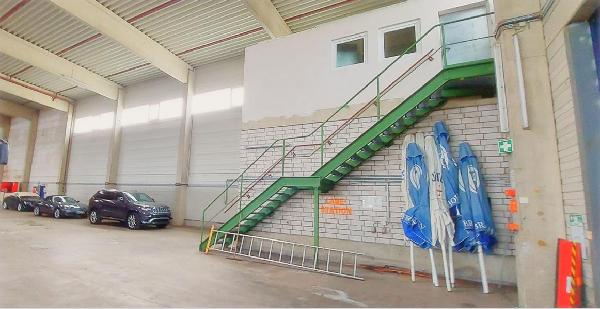 K800_35 Halle Treppe Ladestation.JPG
